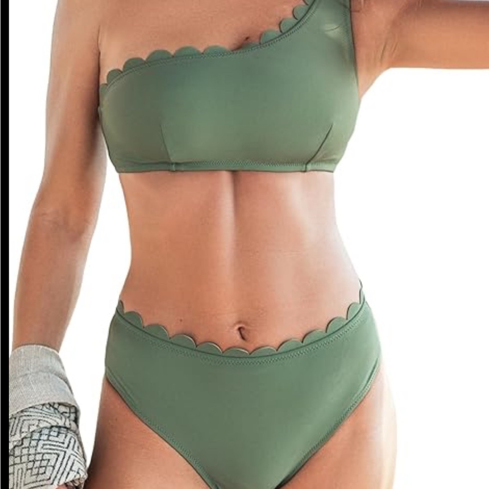 CUPSHE Green One-Shoulder Scallop Bikini